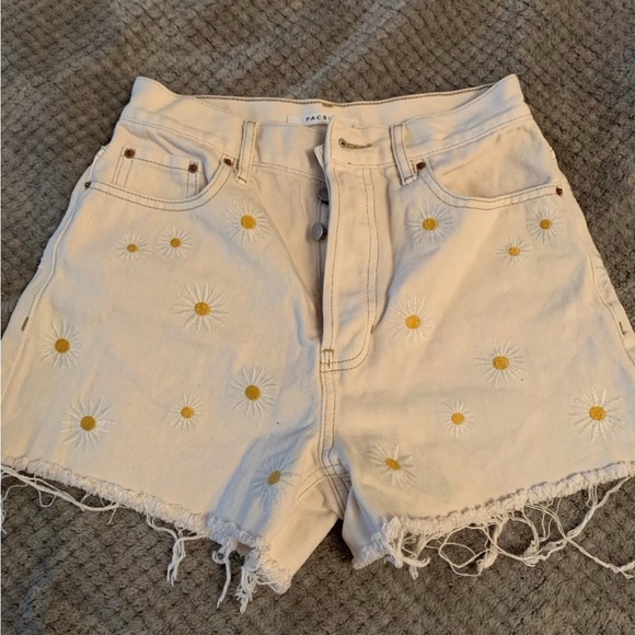 PacSun Pants - NWOT PACSUN DAISY SHORTS. 25